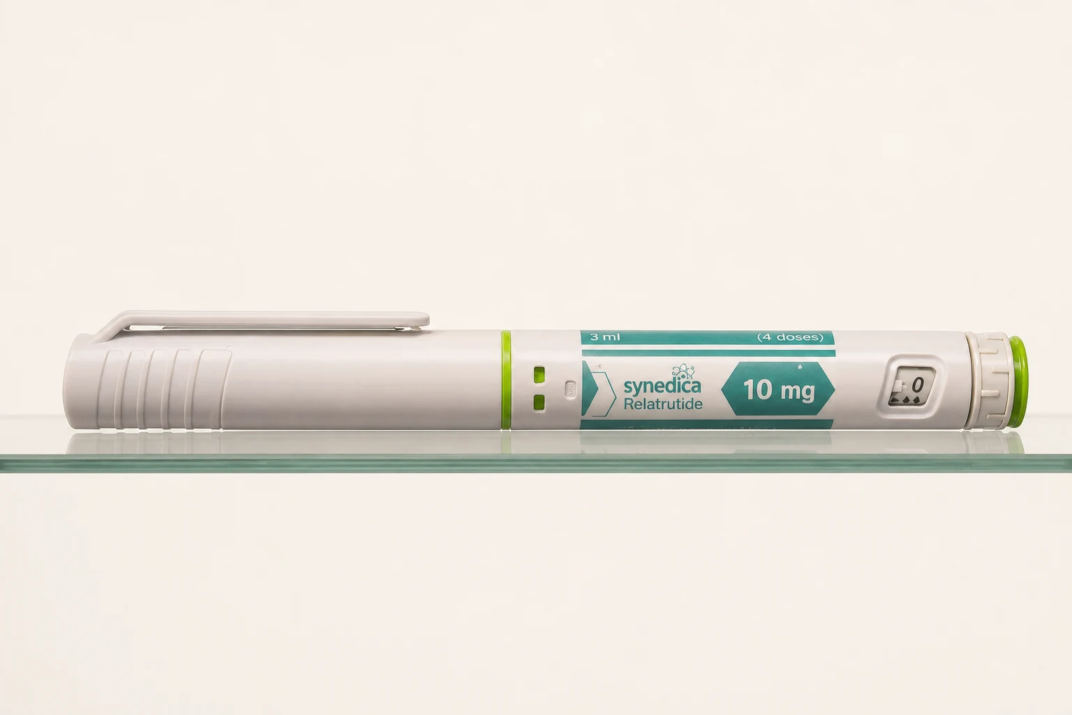 Synedica Retatrutid Pen horizontal auf einer gläsernen Präsentationsfläche